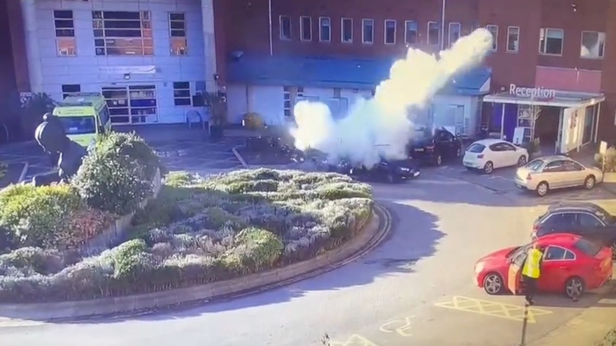 Taxikář z Liverpoolu byl v době exploze v autě, smrti unikl o fous, ukazuje video